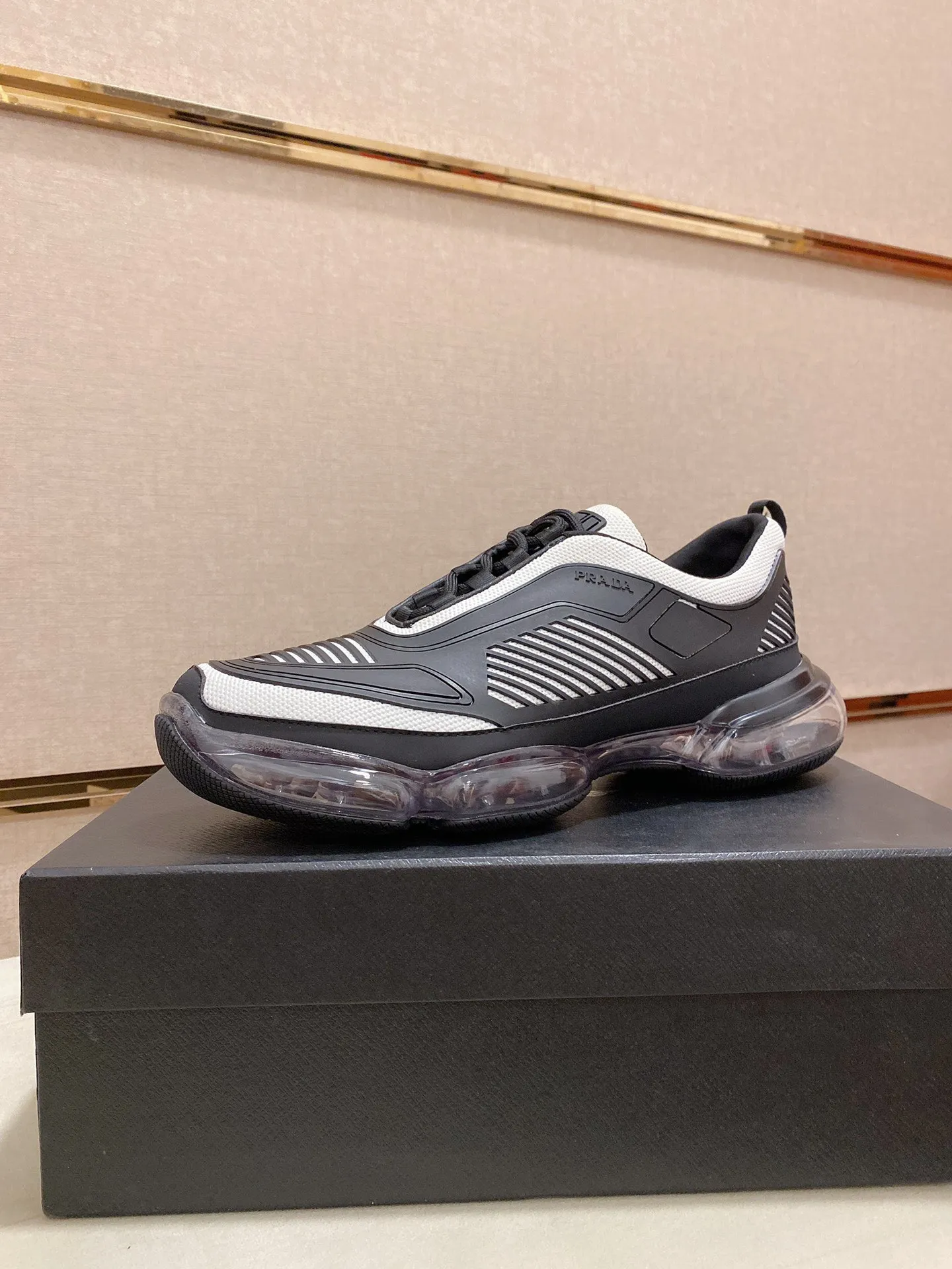 Factory price: 640💰 ✔️✔️✔️High-quality new PRADA counters are launched simultaneously. The new men's shoes and 😘fabric are made of high-tech glue-spraying technology. Lining: Full cowhide lining. 👍🏿 High-end ☄️ air-cushion molded anti-slip rubber outsole, exquisite lines, simple and elegant, comfortable and high-end for leisure travel. Code number: 38 to 45